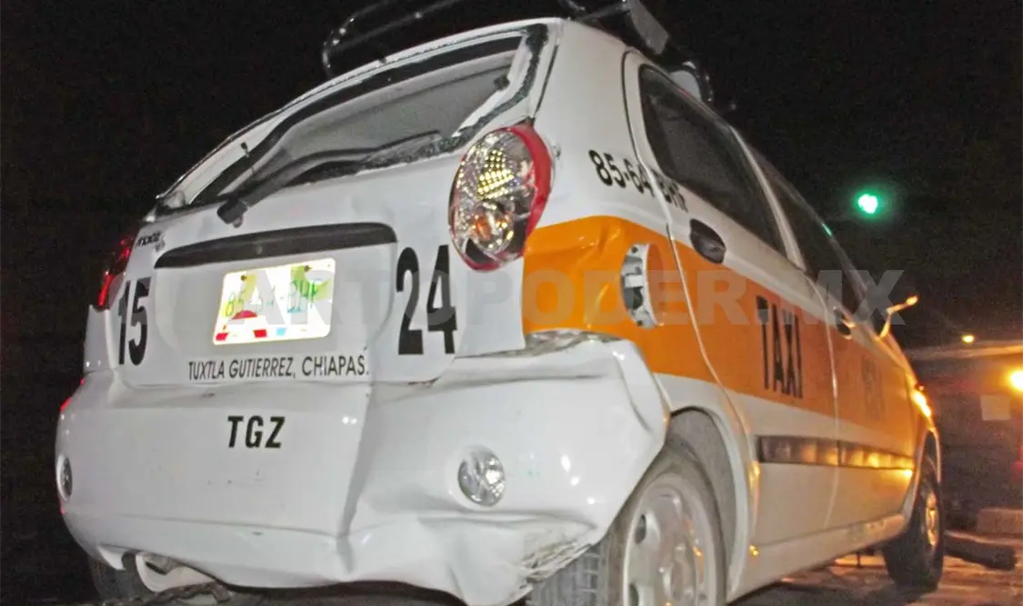 Pasajeros heridos en un taxi impactado