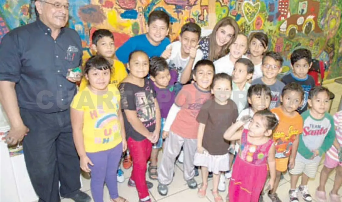 Anahí visita a los niños en Centro Cultural