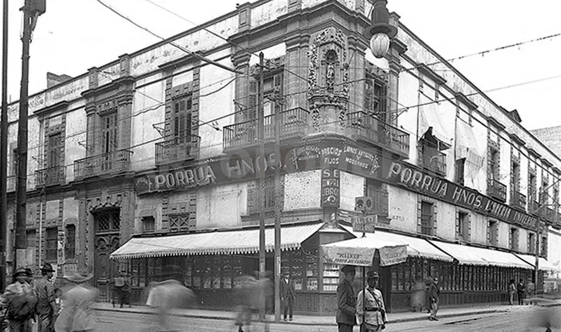 Fotografía de la esquina donde se ubica la librería Porrúa, tomada por los hermanos Casasola. Cortesía
