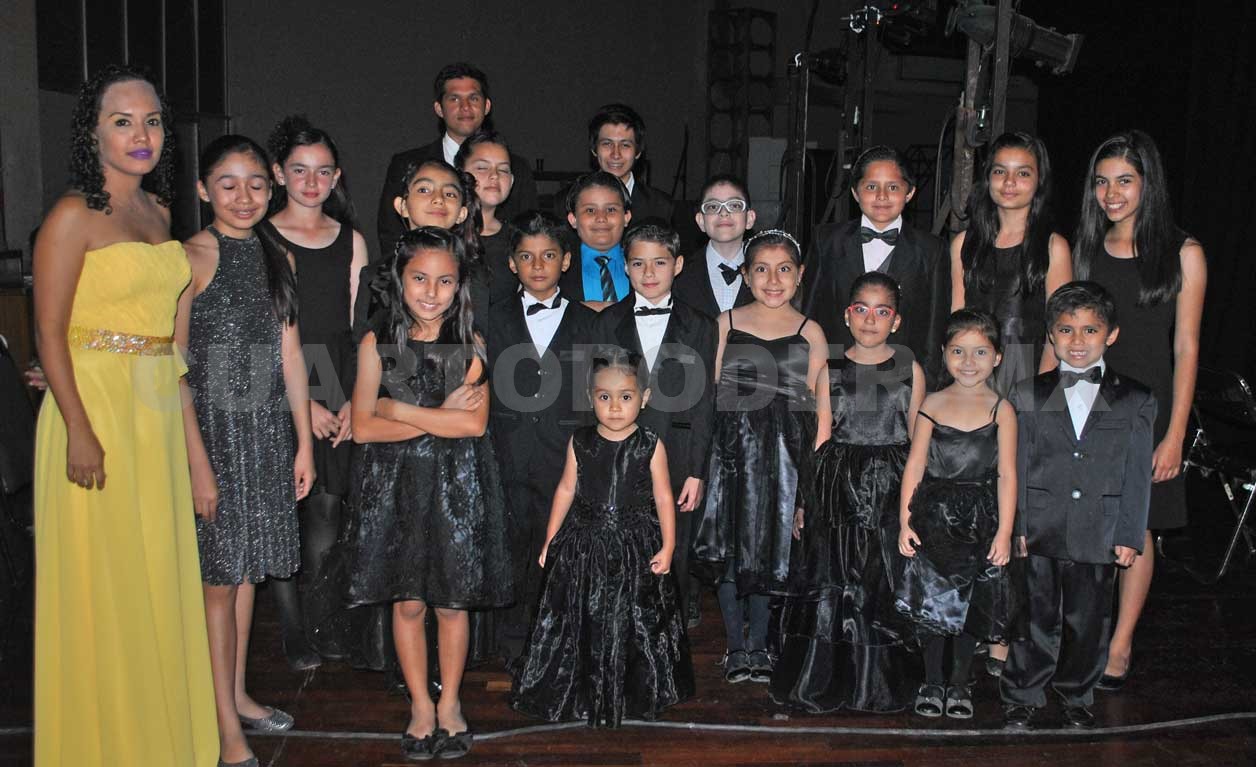 Niños al piano en primer recital de compositores