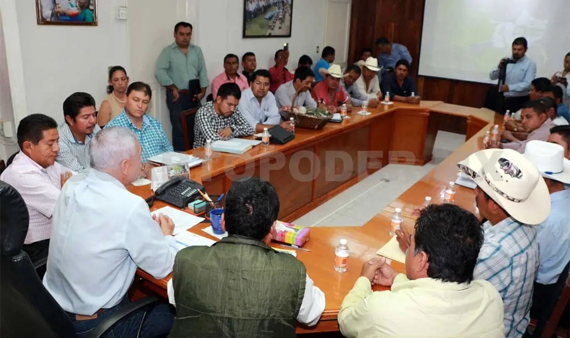 Entregan apoyos a productores de la Sierra