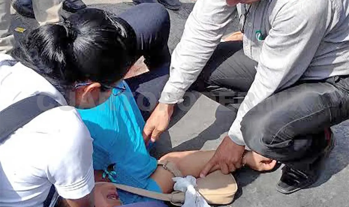 Mujer resbala y tropieza en defectuosa rampa
