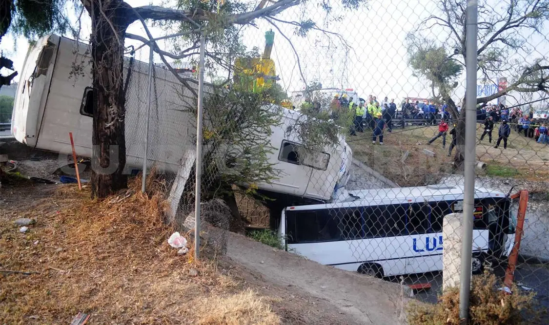 Accidente deja un muerto y 50 heridos