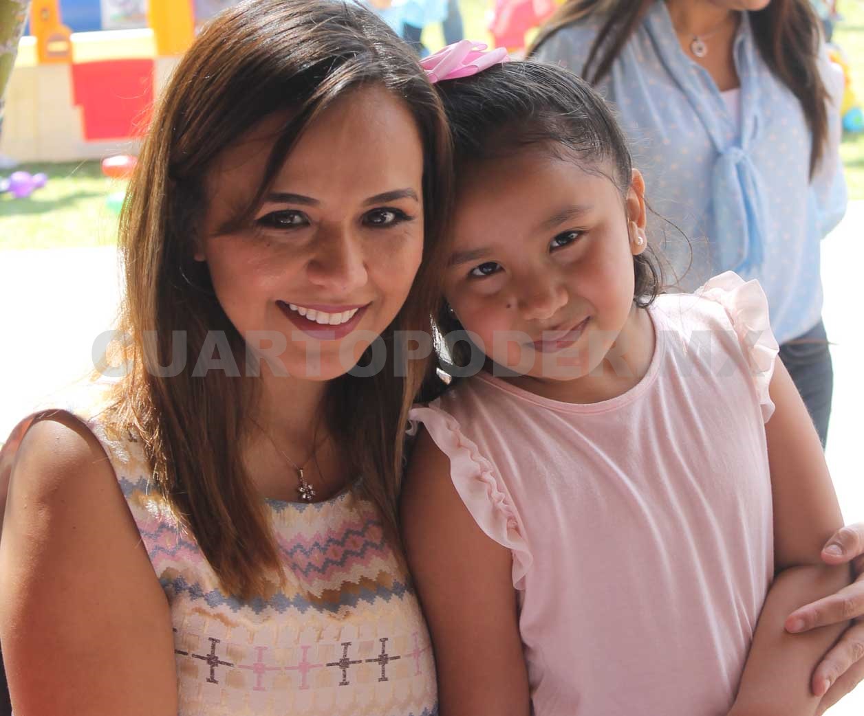 Regina apagó su velita número 6