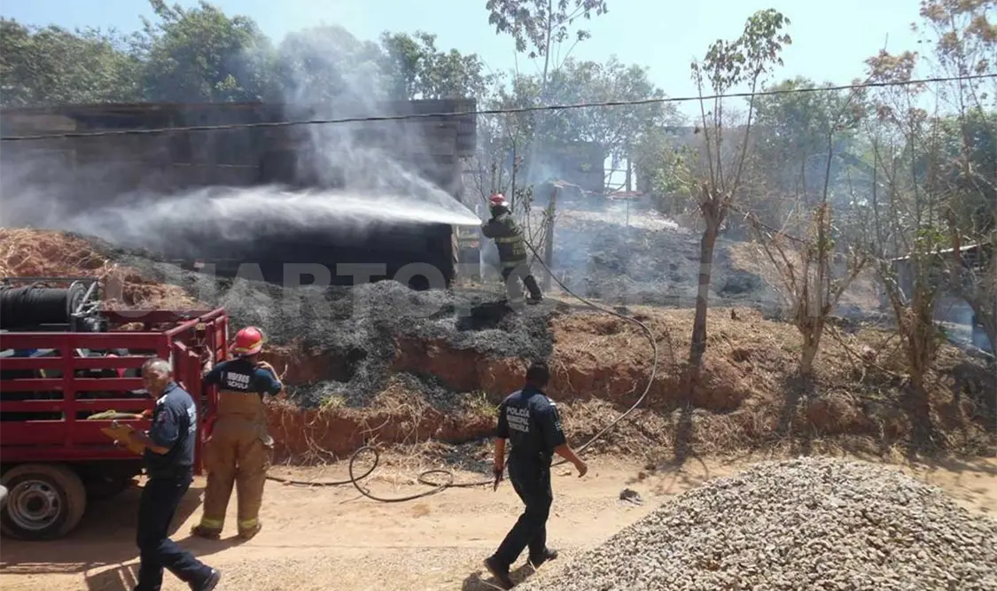 Incendio de pastizal se descontrola y daña una vivienda