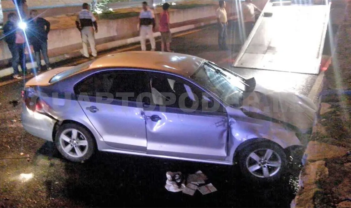 Abandonan Jetta accidentado