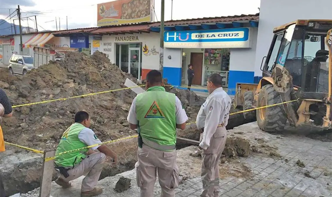 De milagro salva vida, tras quedar bajo tierra y lodo