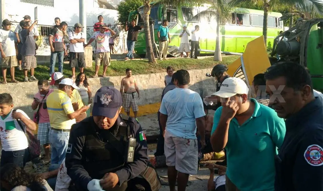 Volcadura de camión deja 45 lesionados