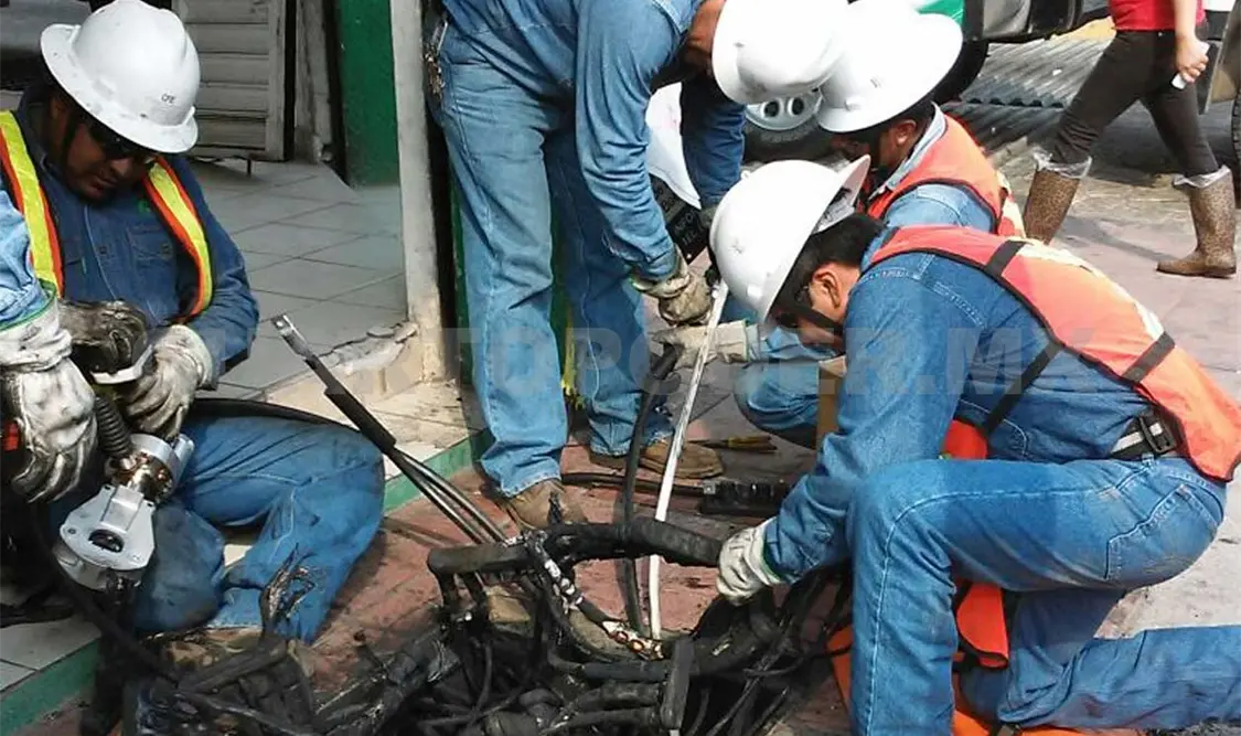 Cuadrillas de la CFE, apoyadas por Protección Civil municipal y el Cuerpo de Bomberos lograron controlar la situación. Rafael Victorio / CP