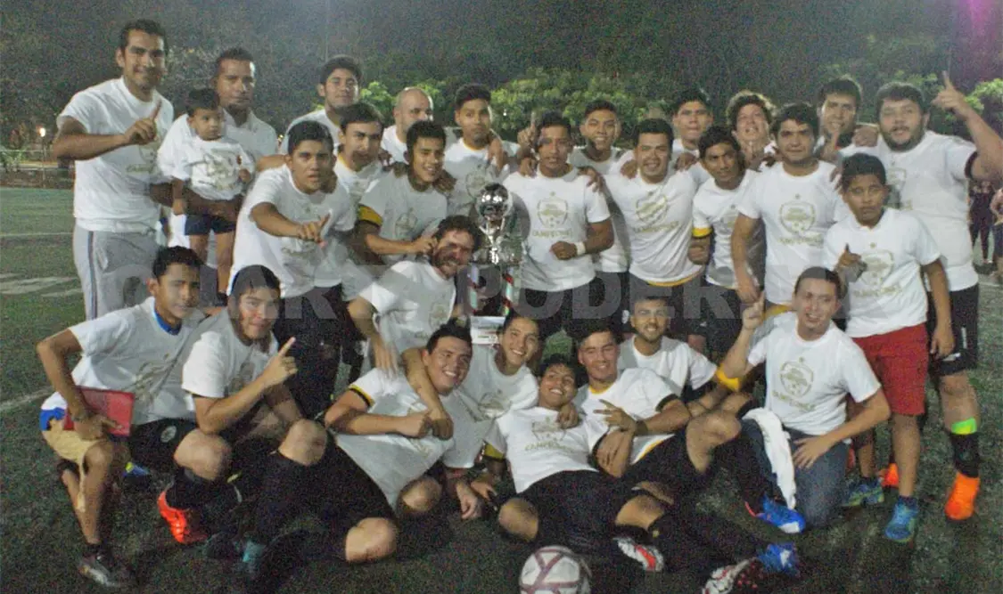 El equipo de Pollo Brujo se convirtió a base de esfuerzo en campeón de la categoría premier de la Liga Empresarial. CP
