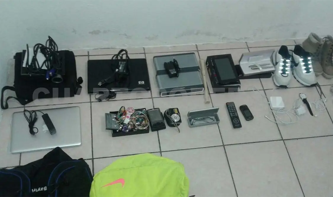 A los delincuentes les hallaron dos computadoras y un proyector de video, que robaron en una casa del barrio Juárez en Chiapa de Corzo.