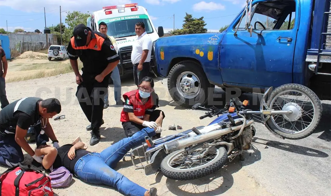 Embiste camión a una motocicleta