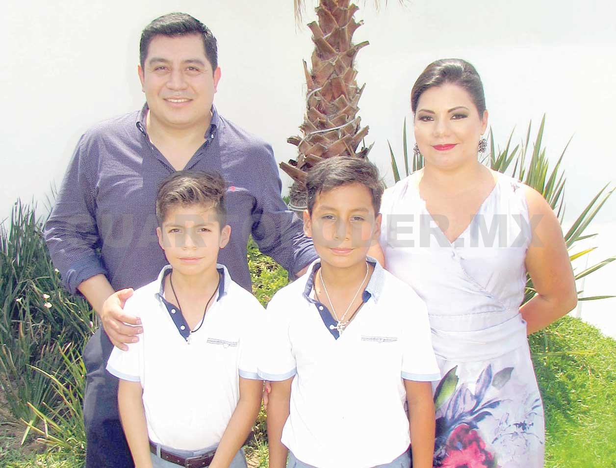 Hermanos reciben el sacramento de la comunión