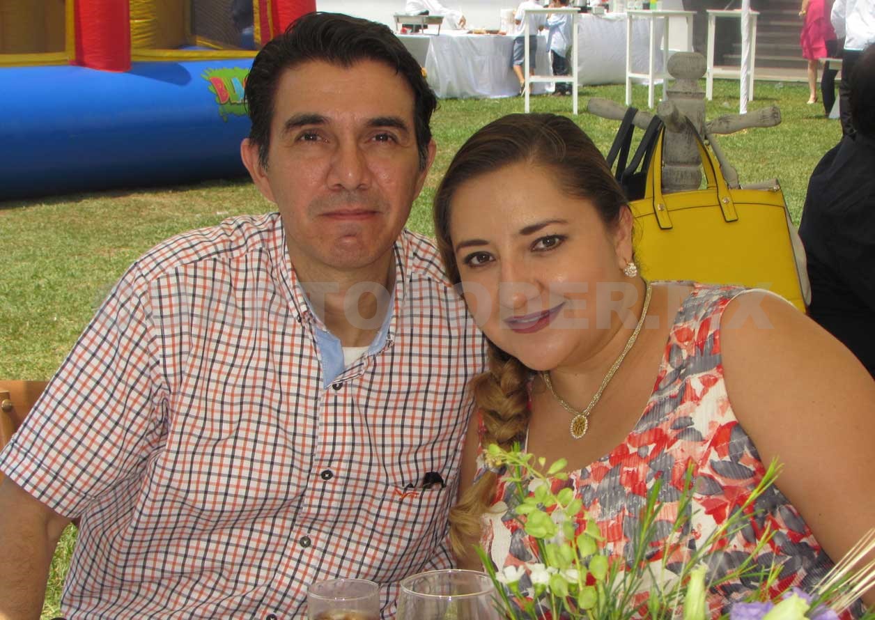 Hermanos reciben el sacramento de la comunión