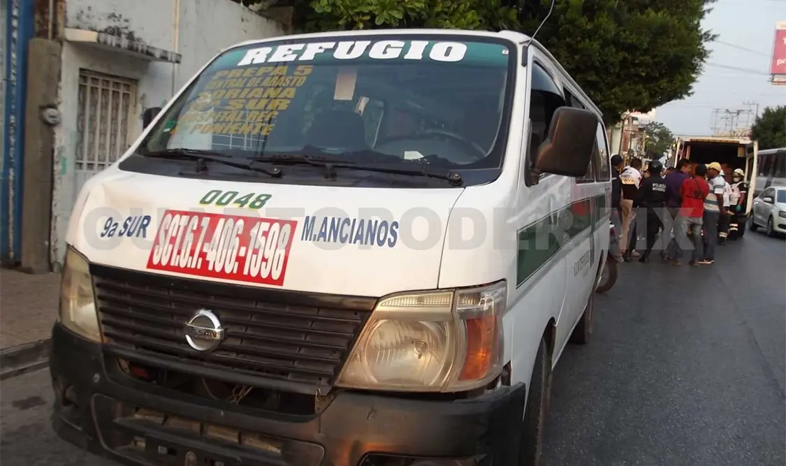 Colectivo embiste a jovencita