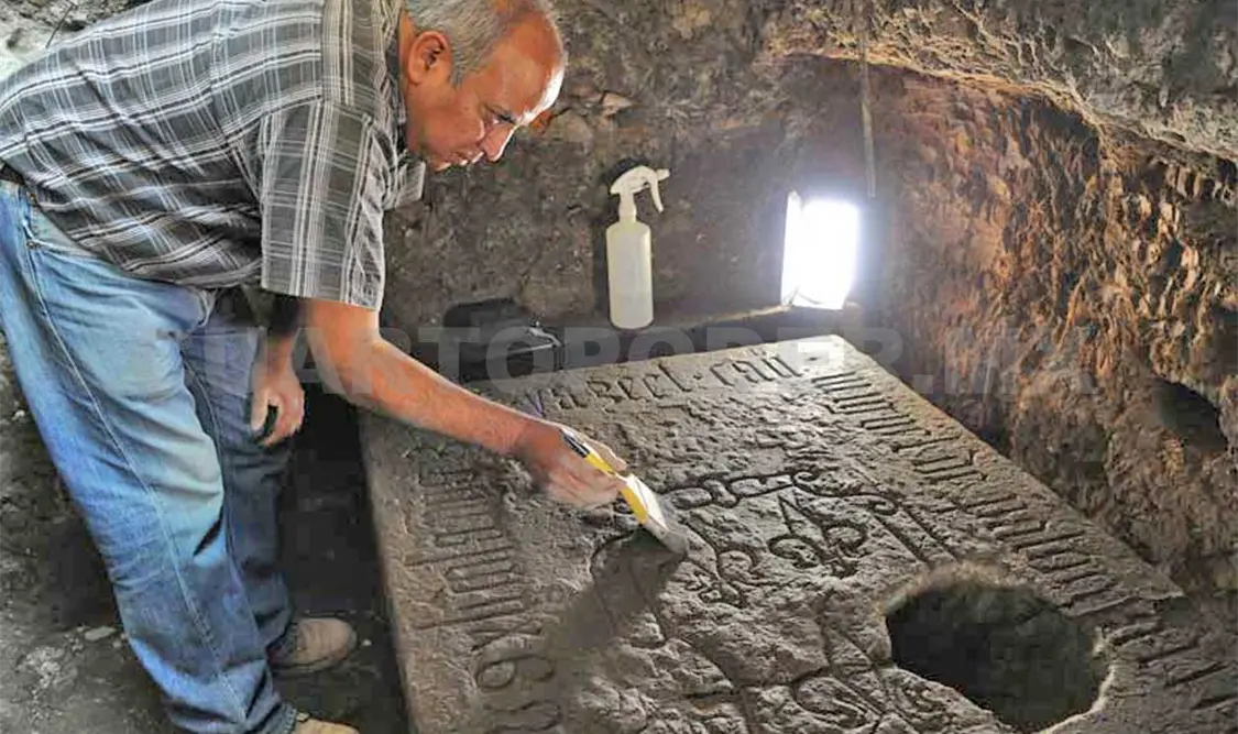 Descubre INAH lápida funeraria de canónigo