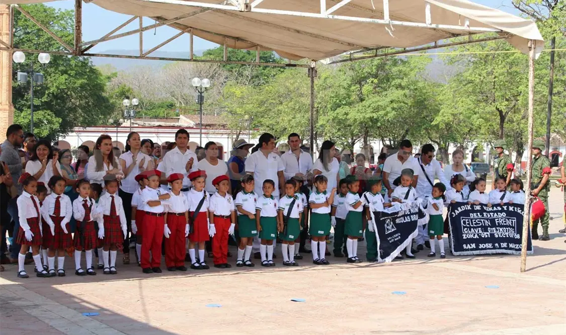 Abanderan a niños de nivel preescolar