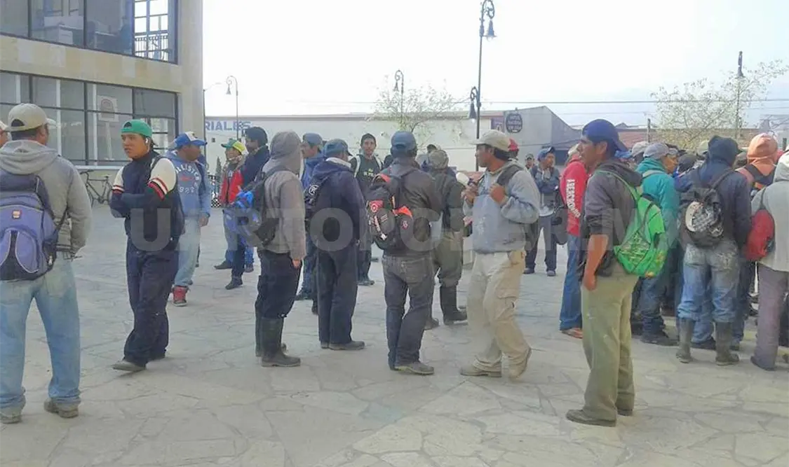 Trabajadores reclaman pagos a alcalde