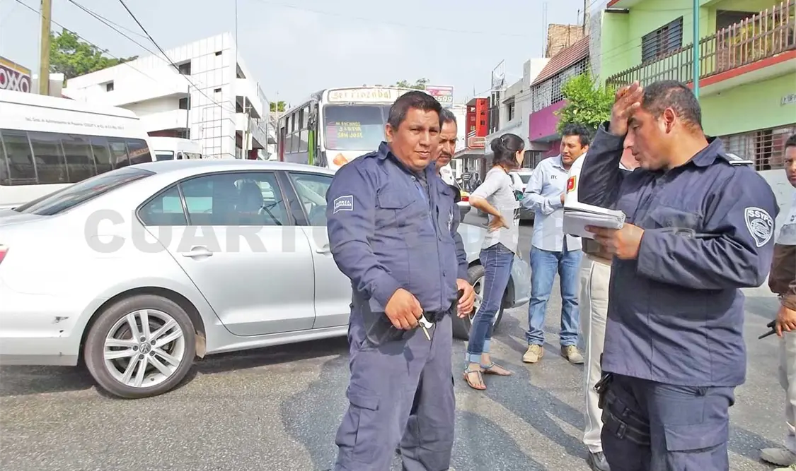 Jovencita embiste a motocicleta