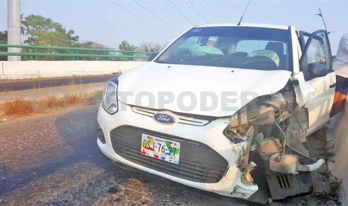 Chocan dos autos en puente elevado