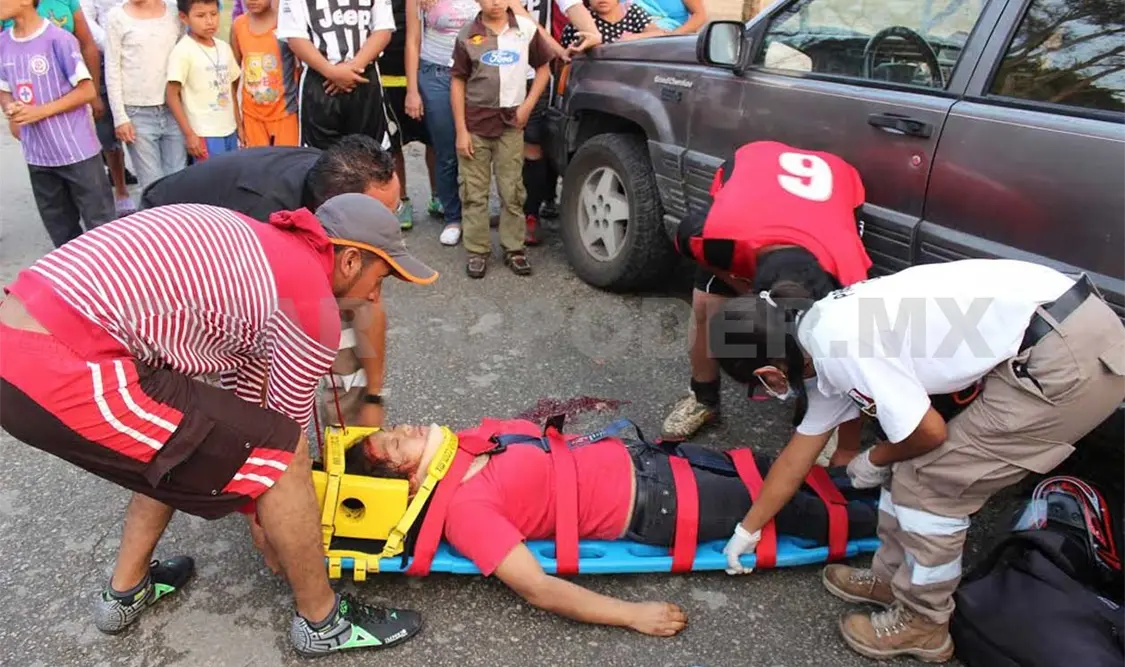 Embiste camioneta a dos hermanos