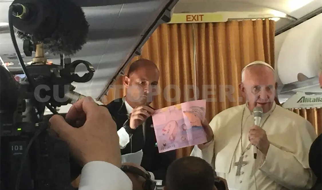 En la conferencia, el papa mostró dibujos que le regalaron niños del campo de refugiados de Moria, en Lesbos, y expresó su conmoción por las imágenes.