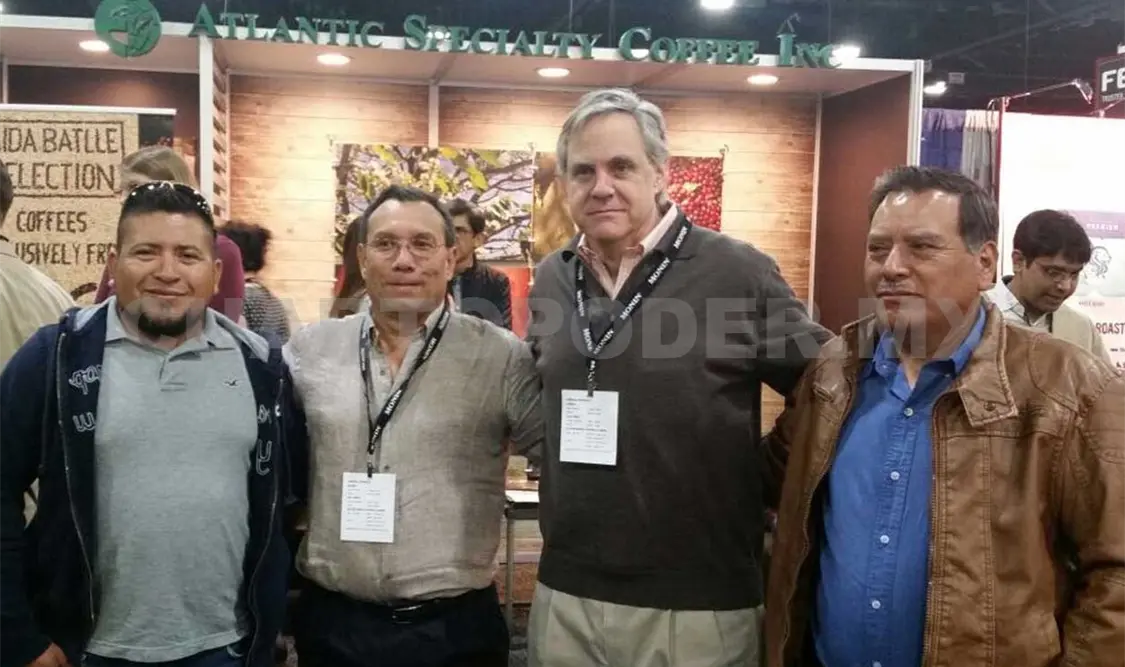 Rogelio Roblero Matul y Bruno Roblero Mendoza establecieron que al llegar la plaga a la entidad, iniciaron el proceso de renovación de sus cafetales con la variedad de café Marsellesa y ello les está dando excelentes resultados. Rafael Victorio / CP