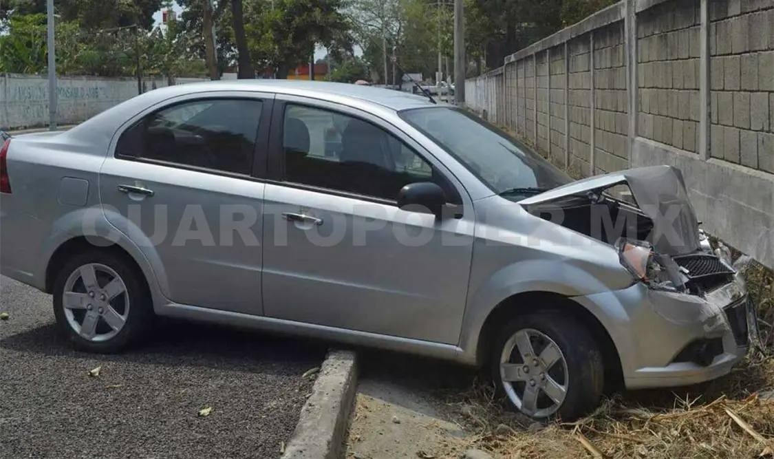 Así terminó el Aveo tras chocar contra la pared del Instituto Tecnológico de Tapachula.