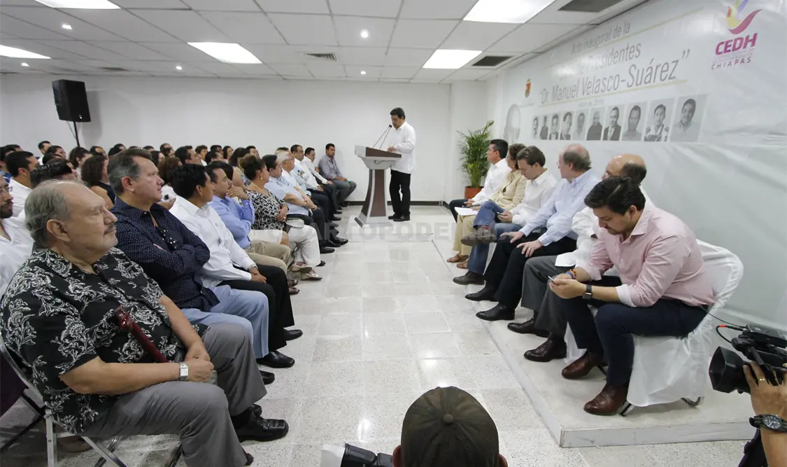 Diversos funcionarios y expresidente de la CEDH acompañaron a la reapertura de la sala. Cortesía.