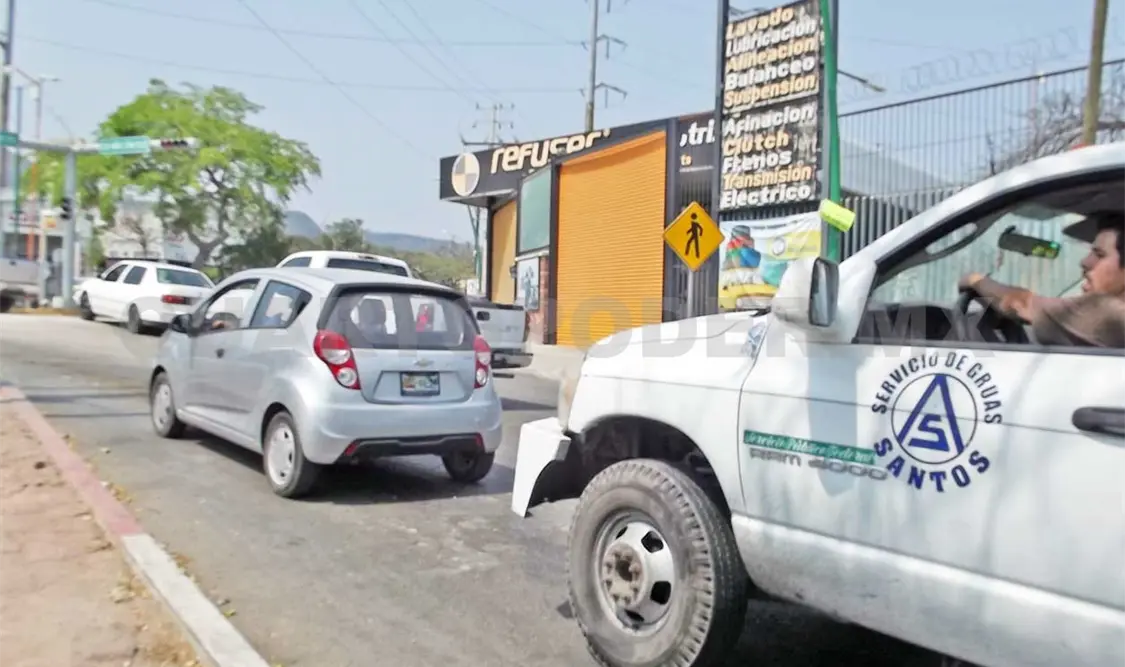 Grúa se impacta con un coche
