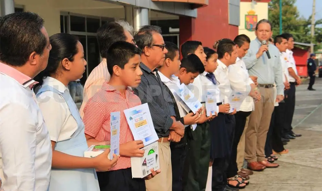 Entregan incentivos por Olimpiada del Conocimiento