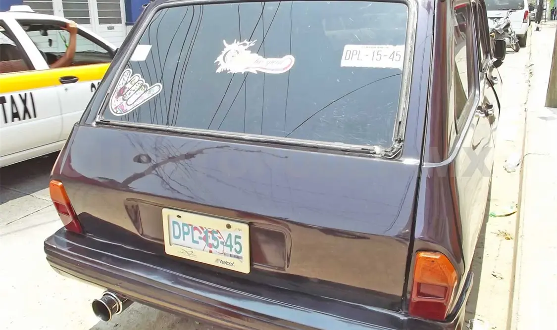 Auto con placas “hechizas”