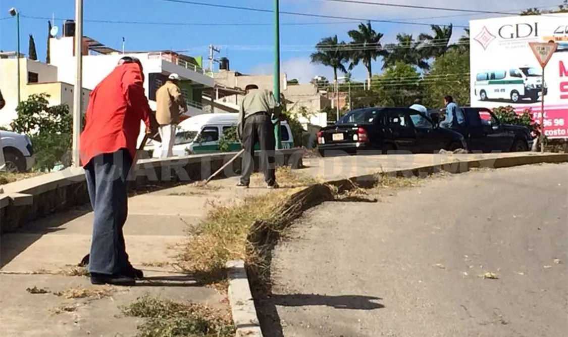 Ciudadanos realizan labores de limpieza