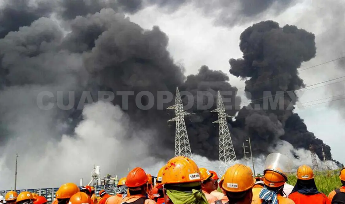 Explosión en Pemex deja tres muertos