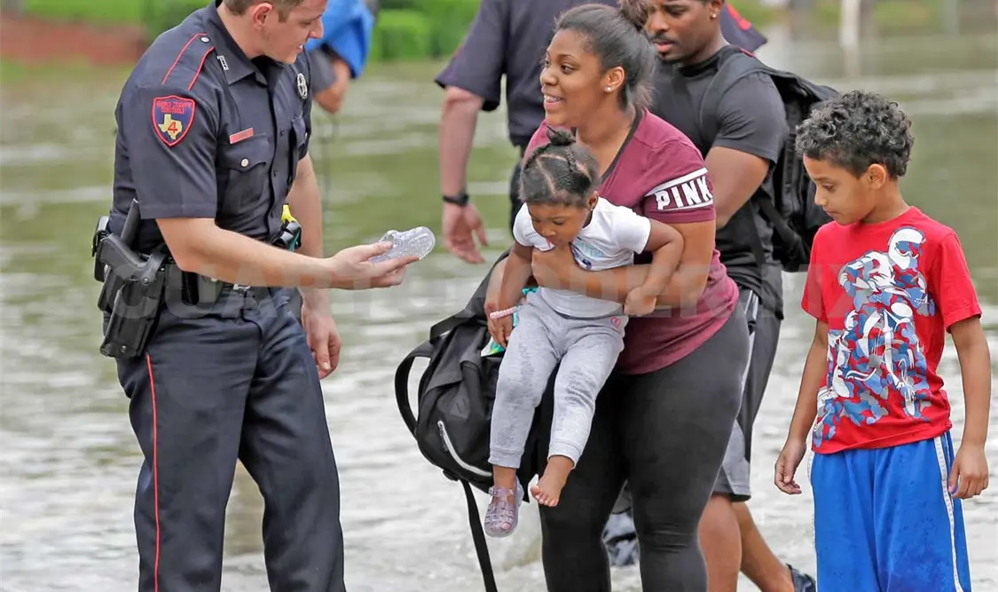 Lluvias en Houston dejan 8 víctimas