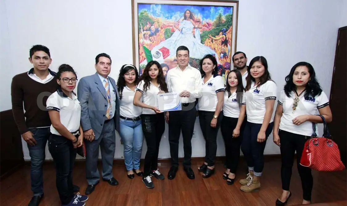 Universitarios reconocen a Escandón