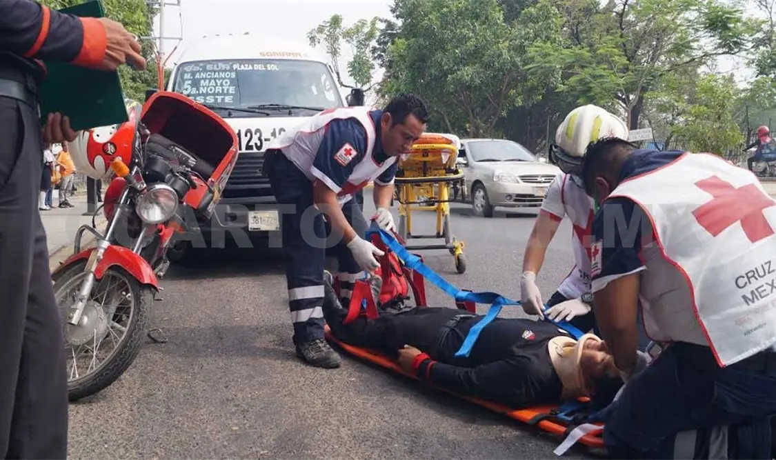 Pizzero fue aplastado por dos colectivos