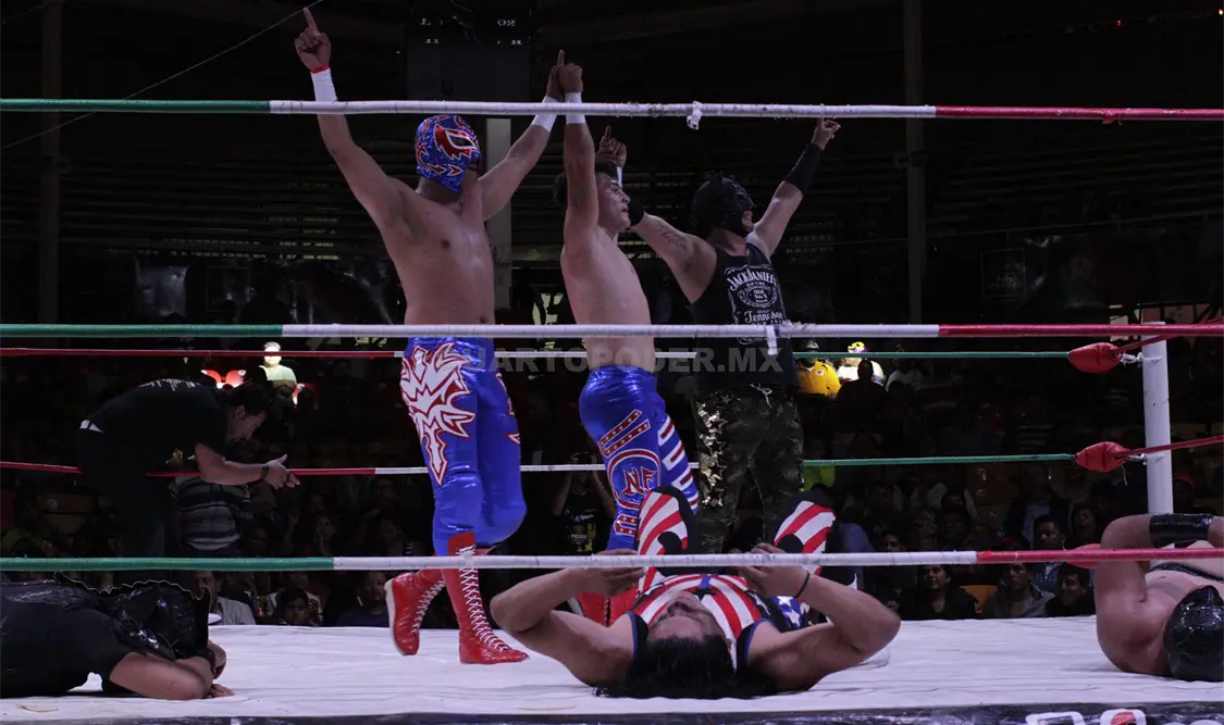 Los gladiadores aéreos, Murcy Jr y New Fire Jr, exponen cinturones de parejas. Cortesía
