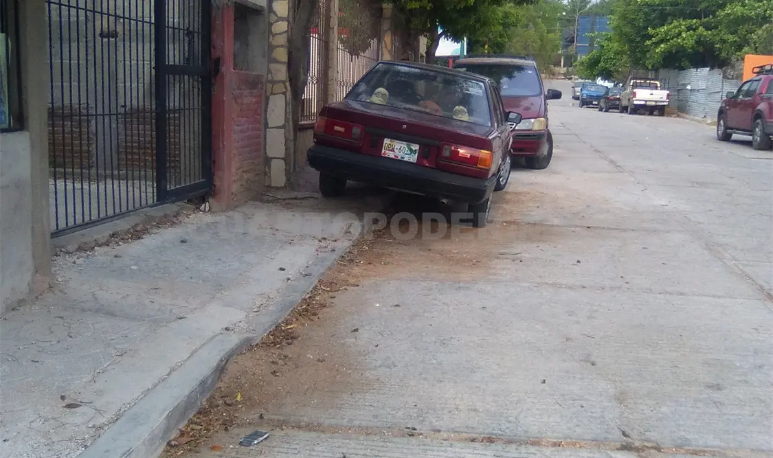 Automovilistas se estacionan en la banqueta, colonia San José Terán. Diana Ramírez / CP.