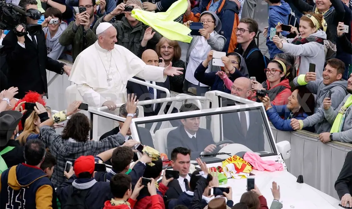La felicidad no es una aplicación, advierte papa