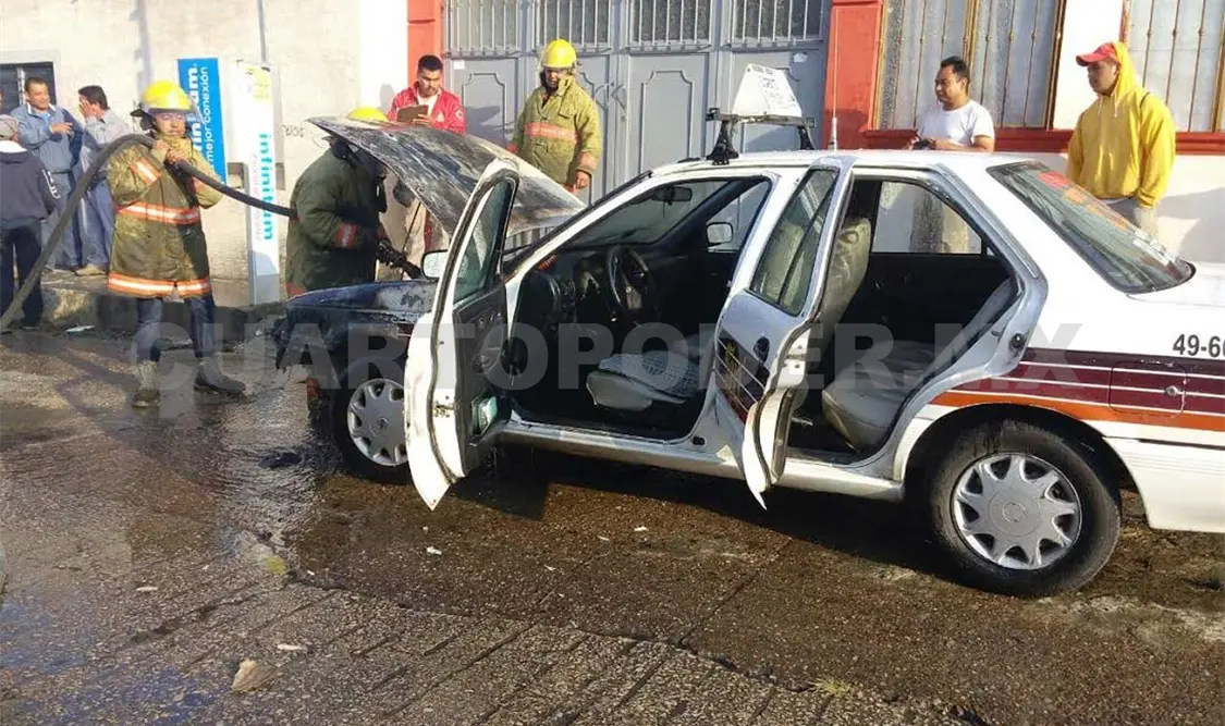 Fuego consume taxi en Comitán