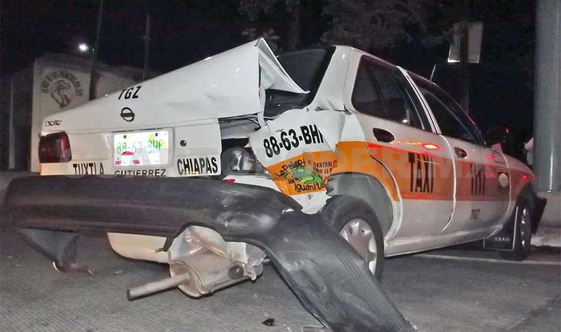 Taxi destrozado en un crucero