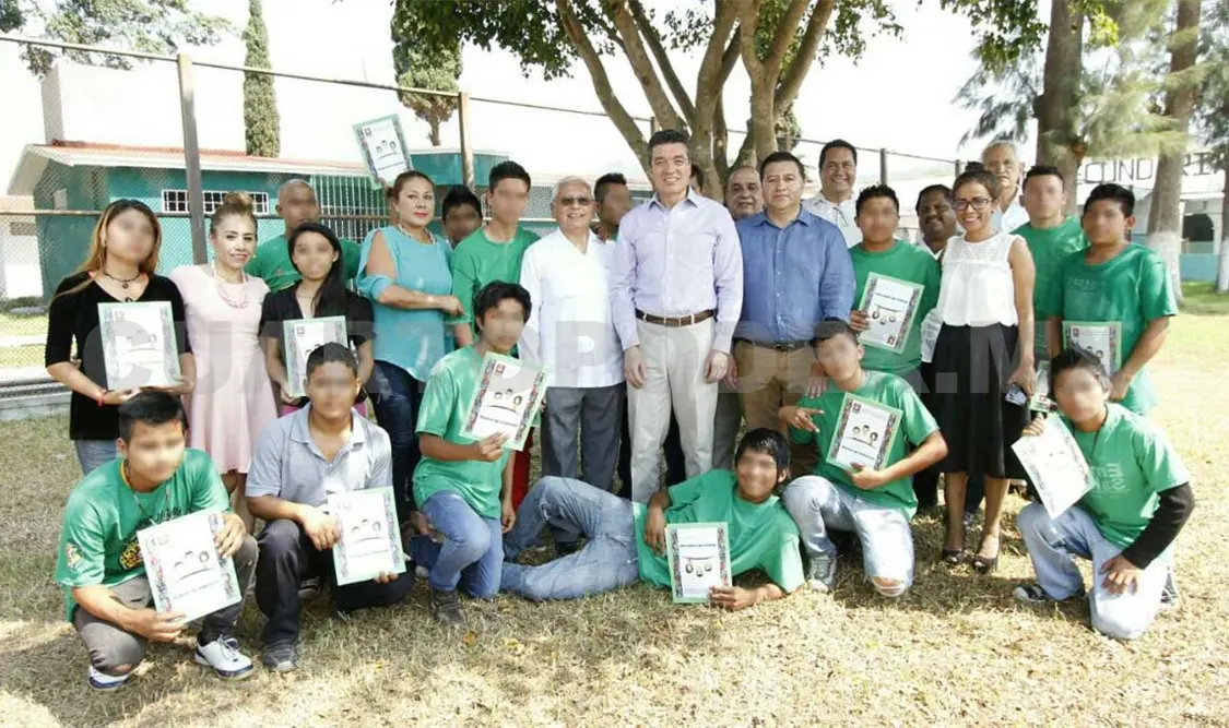 Entrega Escandón boletas de libertad a adolescentes