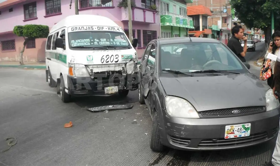Pasajeros heridos en colectivo chocado