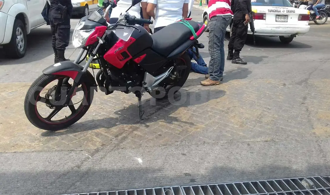 Choca automóvil contra una moto