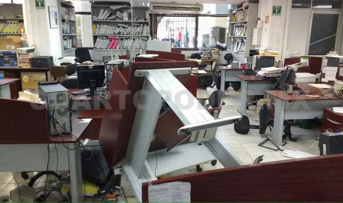 Normalistas dañan oficinas de Secretaría