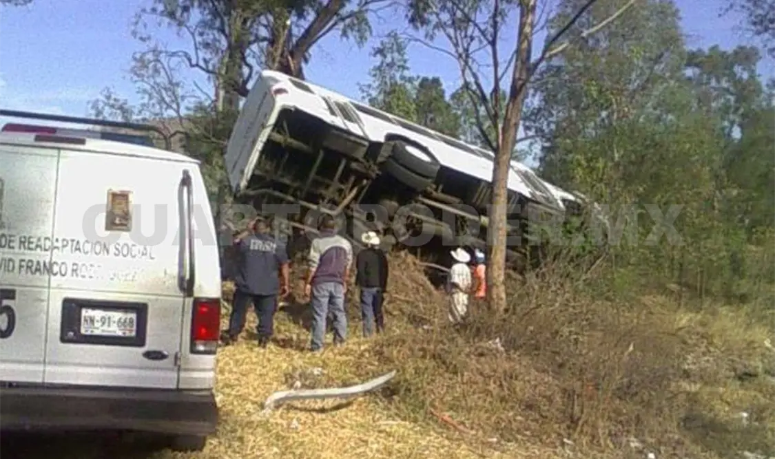 Volcadura de autobús deja 21 lesionados