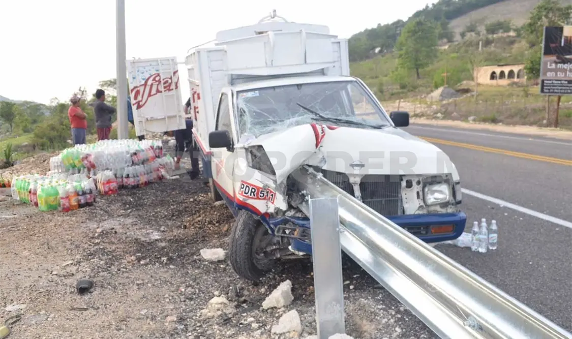 En accidente, camión se impacta en barra metálica