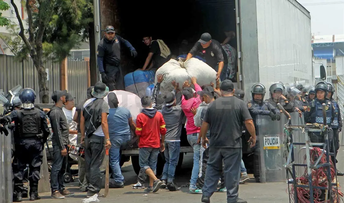 Decomisan 10 toneladas de ropa de paca