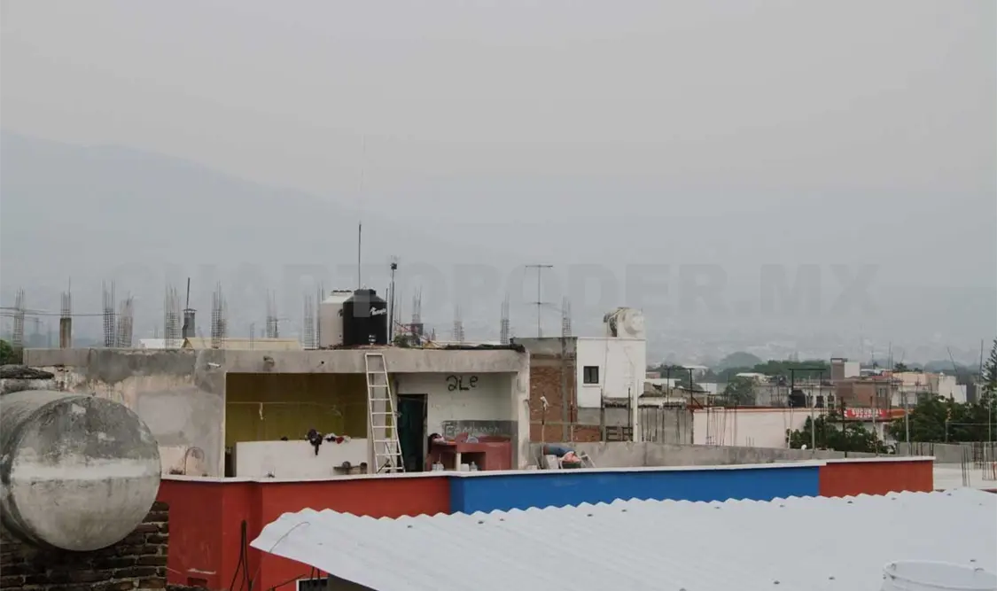 Persiste una densa bruma en la ciudad